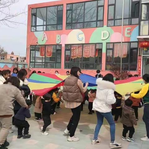 我第一天上幼儿园妈妈和我一起