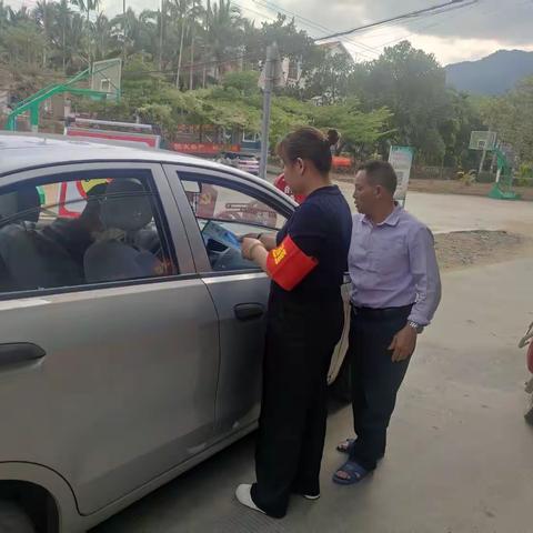 畅好居红明社区班子成员在十一队森林防火卡点登记进山人员信息和发放森林防火宣传手册。