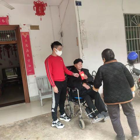 红明社区人员同畅好居领导2023春节慰问辖区困难居民。