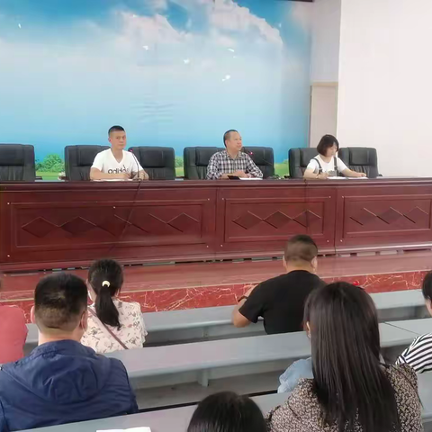 相约校园，静待花开     --玉泉学校家长座谈会