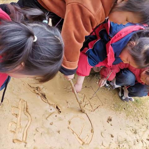 克明幼儿园户外自主游戏《玩泥巴》开始了！