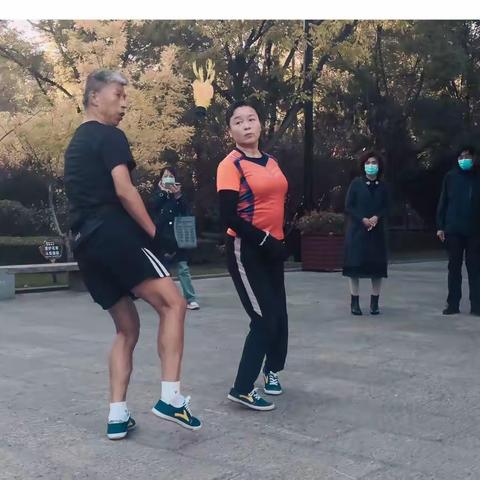 《踢毽子》～迎泽湖畔