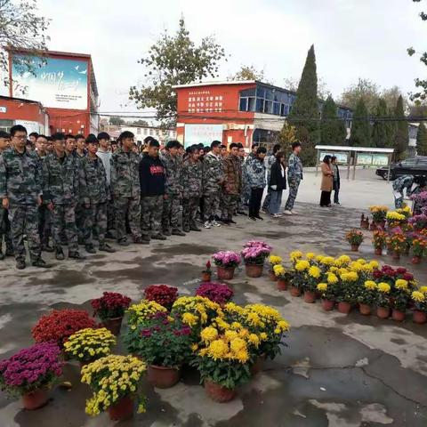 菊韵雅致飘香 共建文明校园 开封市信息工程学校举办“咏菊花 爱故乡”菊花展评活动