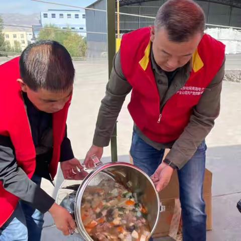 爱心午餐为一线抢修职工添暖鼓劲