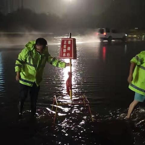城管队员暴雨坚守 确保防汛万无一失
