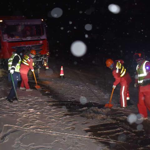 雪夜疾驰保公路通行安全 履行职责护公路路产路权