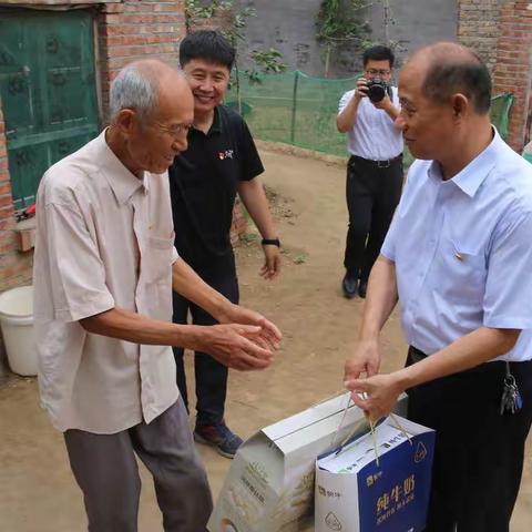 浓浓关怀情  温暖党员心