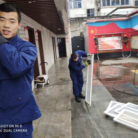 金花北路中队进行卫生大扫除