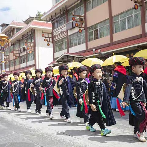 火把节上的孩子