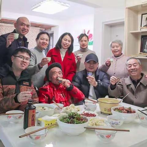 今天是老父亲92岁生日。祝老父亲生日快乐！福寿安康！