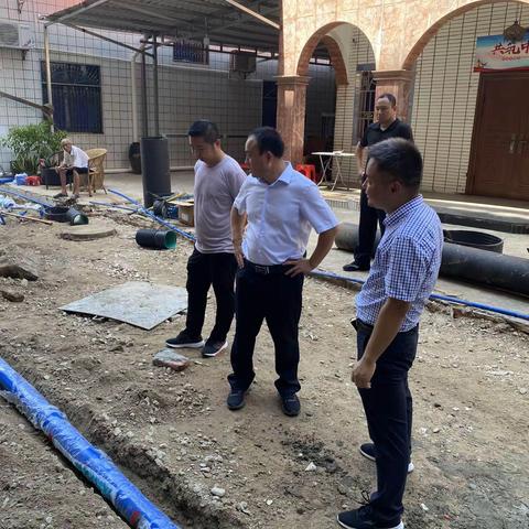 区委常委、政法委书记杨军建深入施工现场督办环境综合整治项目工作进度