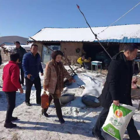 卧罗迪村引领队杨局长，赵副局长，李主任代表社保局来村看望孤寡贫困老人，