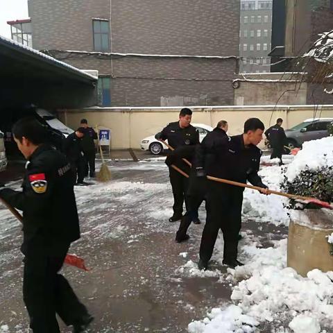 新华公安分局民警清扫门前积雪