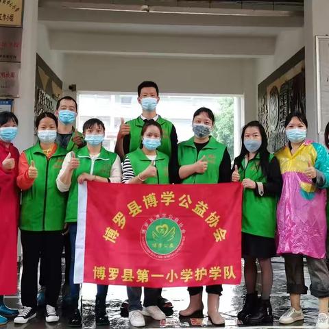 博罗县第一小学 三5班 老师和志愿者家长参加护学活动，为孩子们保驾护航——2022年11月7日