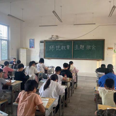 「小村小学」教育在左，师德在右