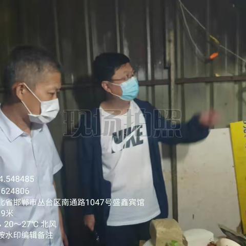 经开区管委会副调研员成国春带队夜查餐饮油烟治理工作
