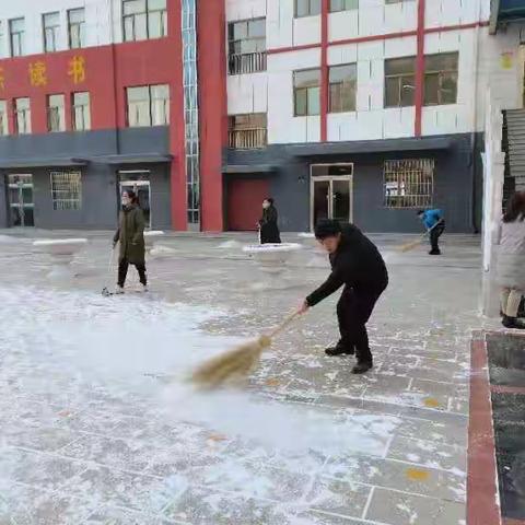 风雪弥漫处、扫雪暖人心——临河三小扫雪纪实