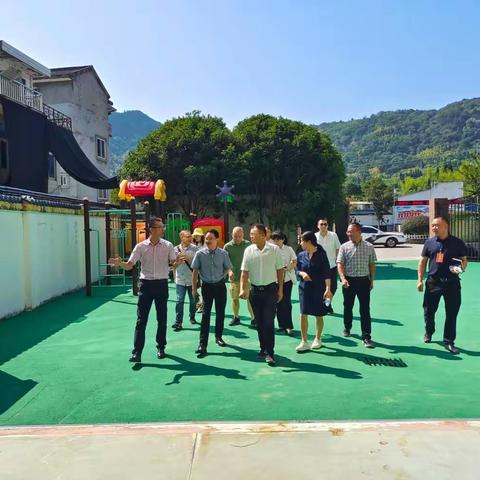 情系教师节  慰问暖人心——县法院党组成员、副院长刘波到海溪乡校进行教师节慰问