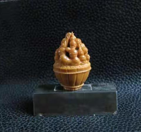 2022-7-6栩栩如生 橄榄核雕