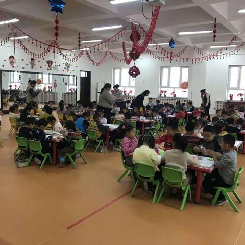 一四二团幼儿园大班组开展以《我是环保小卫士》为主题的幼儿现场绘画，泥工作画比赛