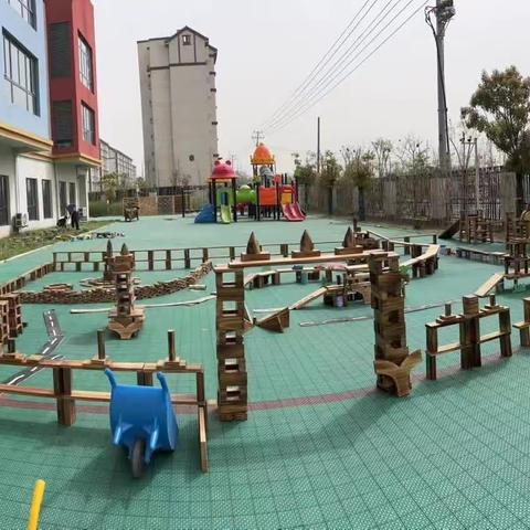 龙固镇龙湖阳光幼儿园户外建构游戏——《美丽的城市》片区教研