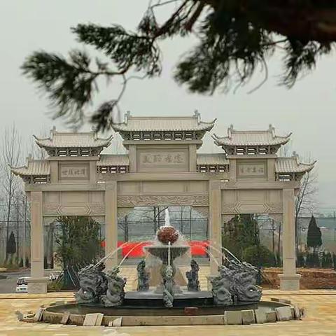 龙山文化陵园公益植树活动。该园背靠丰山（龙脉）溪水纵流，青山绿水。占地900余亩，投资1.5亿元。
