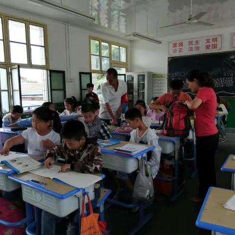 鄠邑区南羊小学每周例行安全排查。
