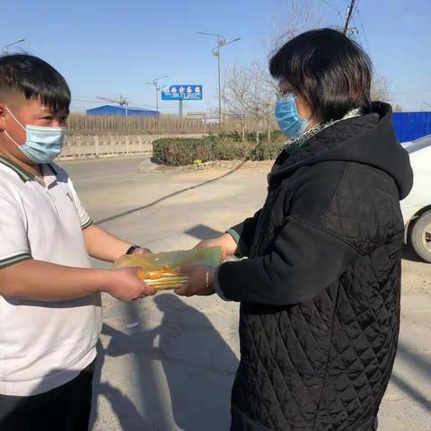 周庄中心学校给学生发新书啦！