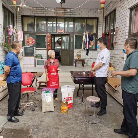 县委政法委走访慰问老党员困难党员