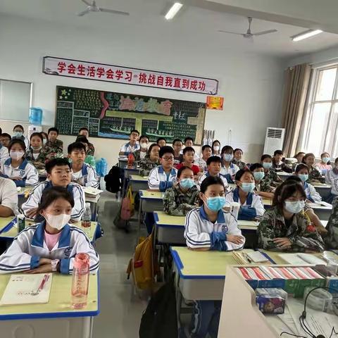 与法“携手”同行，撑起校园平安伞