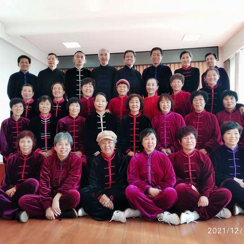 老年大学中级班上学期期末考试汇演聚餐留念