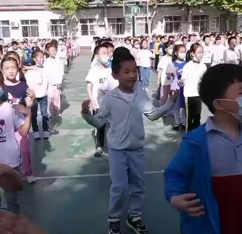 友谊大街小学二年级三班—早操时光