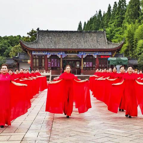 百年华诞 红色传旗