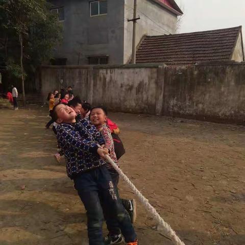 庙街乡山和庄小学为庆“三八”妇女节举行拔河比赛活动