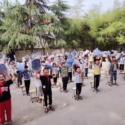 喜迎六一，爱满校园——记爱心人士对庙街乡山和庄小学进行爱心捐赠