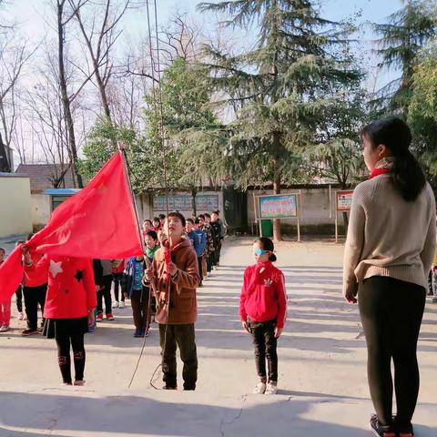 庙街乡山和庄小学举行“安全伴我行”主题升旗仪式