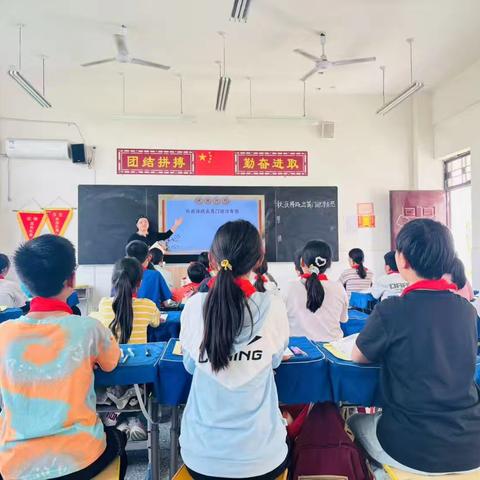 秋夜诗韵润教艺，评议深耕促成长——李君茹老师《秋夜将晓出篱门迎凉有感》公开课