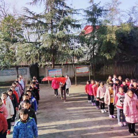 “争做实践雷锋精神的小少年” ——庙街乡山和庄小学第四周升旗仪式