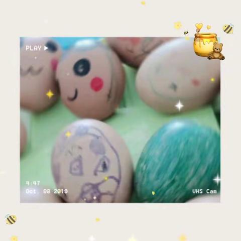 心连心国学幼儿园学前二班为“蛋宝宝穿漂亮的外衣”活动。活动通过孩子们对颜色的认识。激发孩子们的创造力。