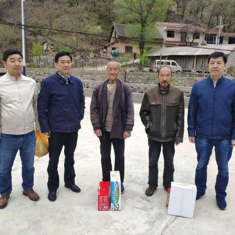 碑林区东关南街街道党工委书记王峰一行深入蓝田县大坪村开展精准扶贫工作