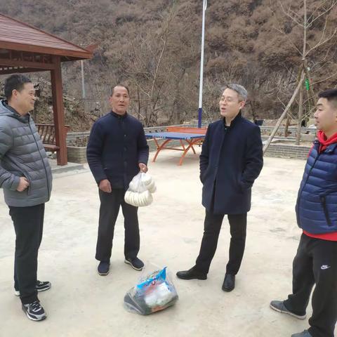 碑林区东关南街街道办事处主任党江林一行深入蓝田县大坪村开展帮扶慰问