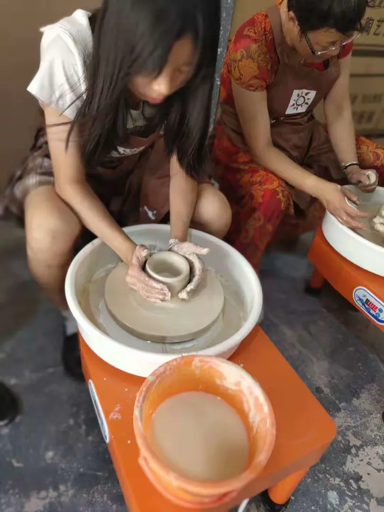 我们一起玩陶艺。通过前两天的参观，孩子们对陶瓷艺术有了一定的认知，来到陶艺学校，个个跃跃欲试。