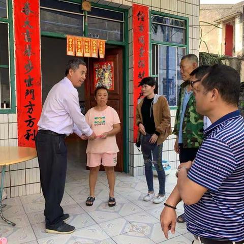 区政协联络组组长李选平同志走访慰问雀信社区困难群众和老党员