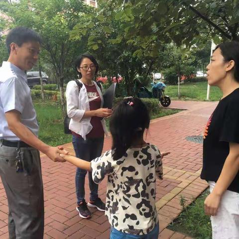 党员先锋在行动—雨中家访