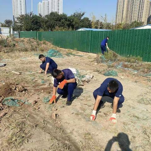 华城路消防救援站组织全体人员对营区门前土路进行施工前清洁