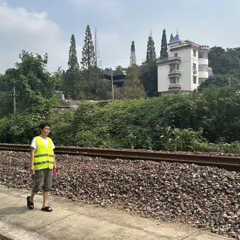 新村街道梅家岭社区在双节期间开展铁路护路巡查工作