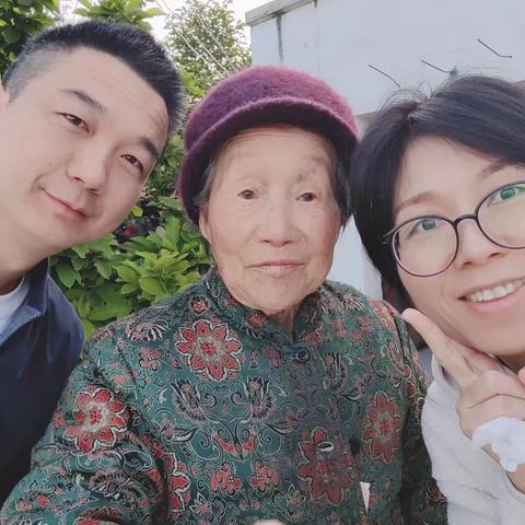 2023.4.28-5.3杨梓妤和弟弟杨子毅妈妈爸爸一起回湖北老家。看望爷爷奶奶和太奶奶！