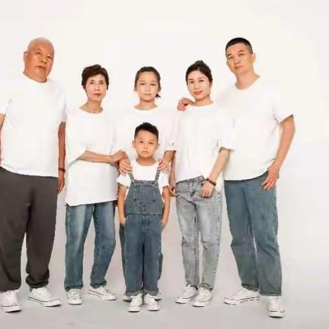 2023.7.1感党恩，跟党走。在这个日子全家人拍了艺术照，留作纪念吧！