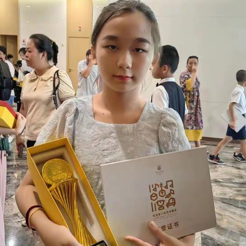 2023.6.24（端午节）杨梓妤同学参加海南省澄迈举办的小提琴比赛，获得省级金展演奖。