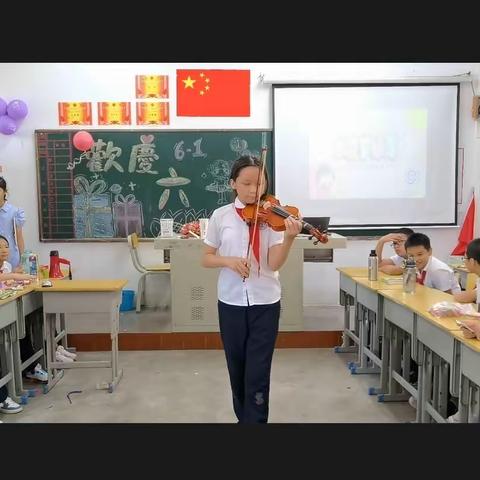 杨梓妤所在丰和学校庆祝六一儿童节，各班组织文艺演出节目，她在班级表演小提琴演奏。